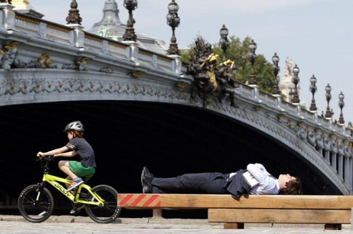 Paris boosts cycling infrastructure, names 2017 `year of the bike` 